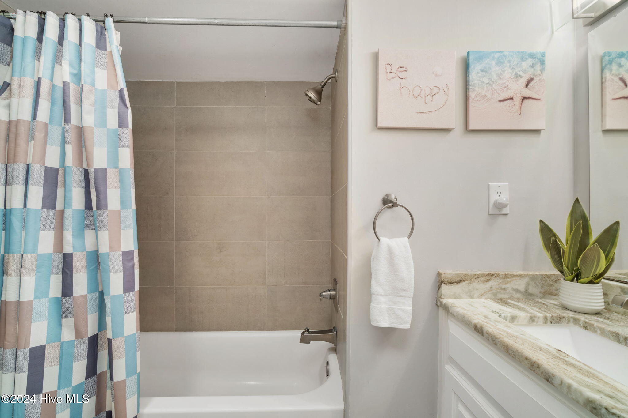 1505 Salter Path Road, Unit 203 A SUMMER WINDS Atlantic Beach, NC 28512 - Photo 23 of 42 Full guest bathroom