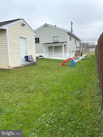 a view of a house with a backyard