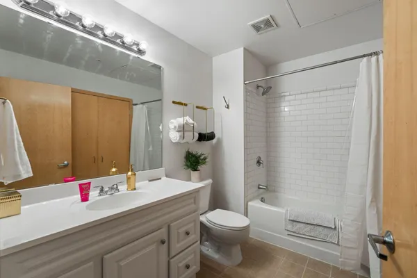$2,150 | 521 South 7th Street, Unit 221, Minneapolis, MN 55415