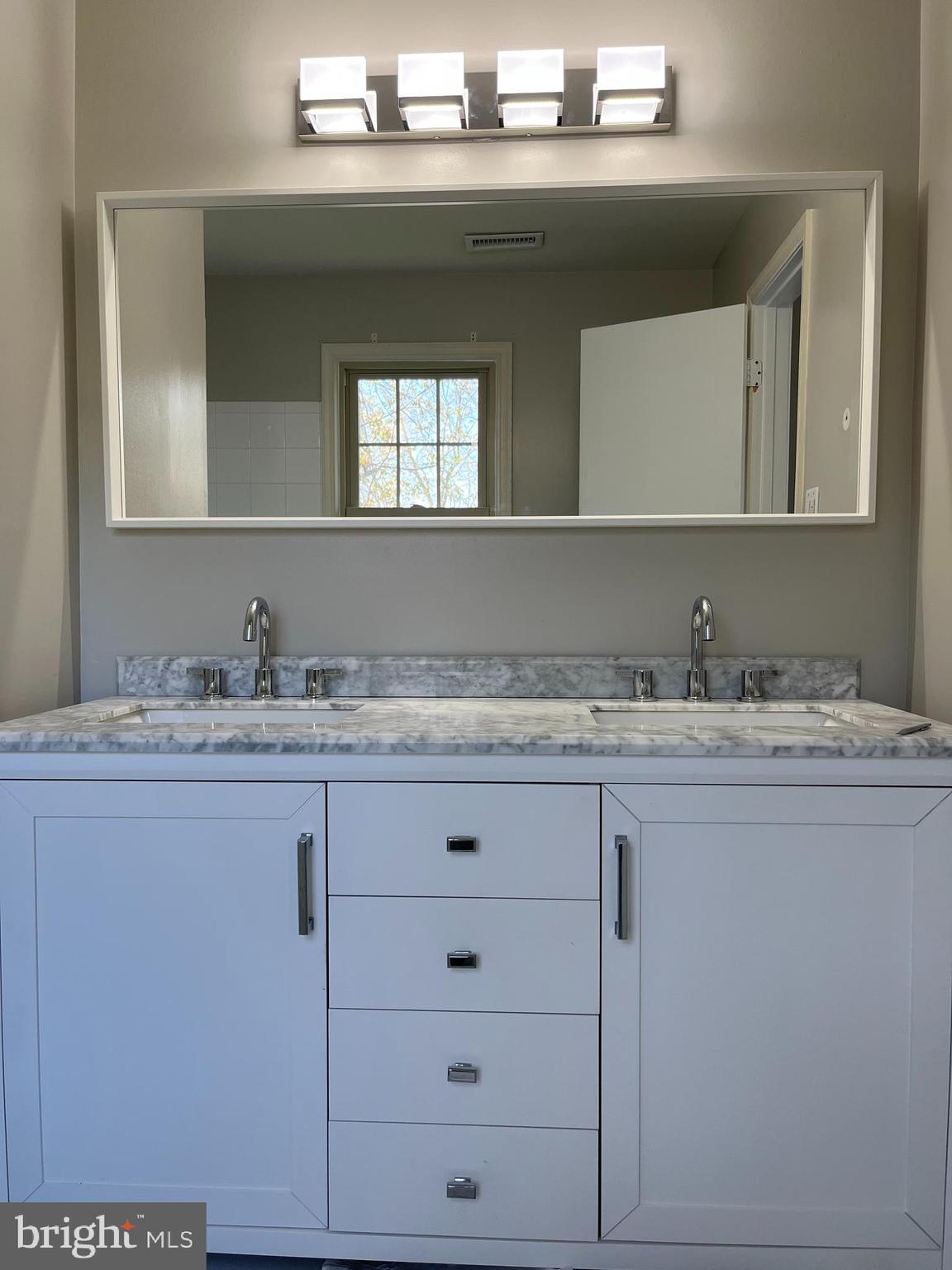 6606 Bestwicke Road, Unit NONE Burke, VA 22015 - Photo 11 of 17 Primary bathroom