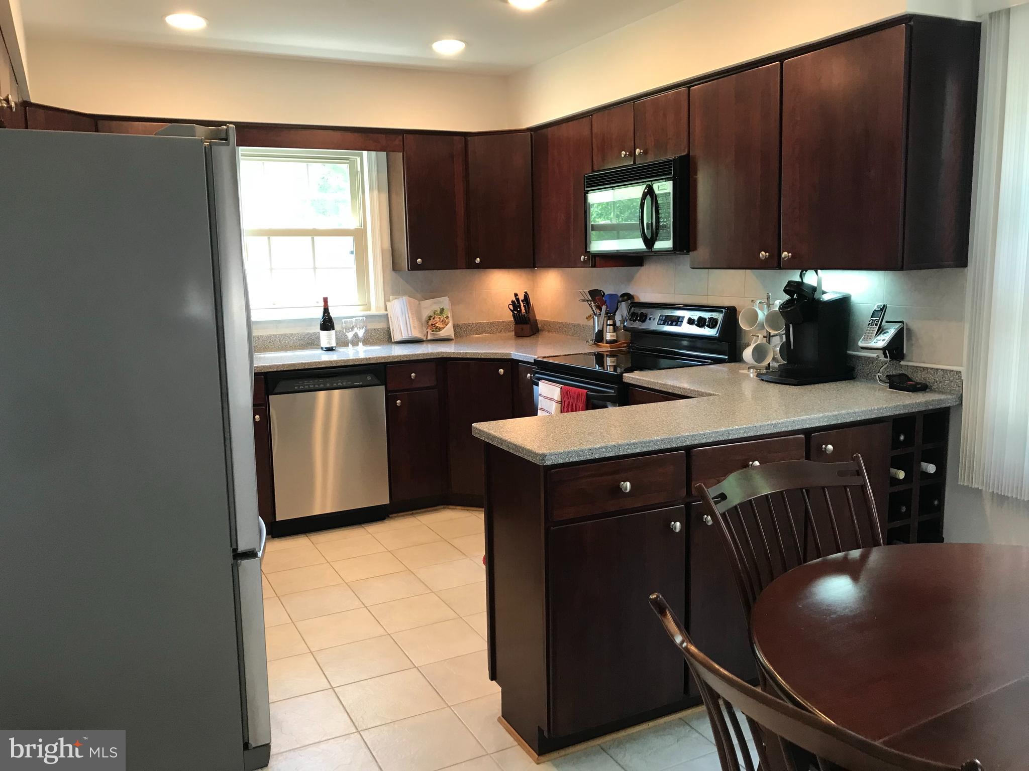 6606 Bestwicke Road, Unit NONE Burke, VA 22015 - Photo 5 of 17 Spacious kitchen with peninsula