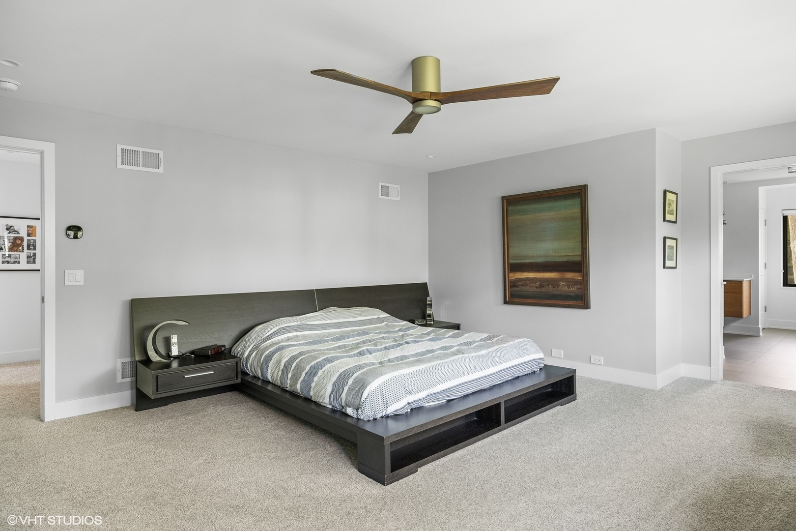 15 Longmeadow Road Winnetka, IL 60093 - Photo 29 of 71 a bedroom with a bed and a table