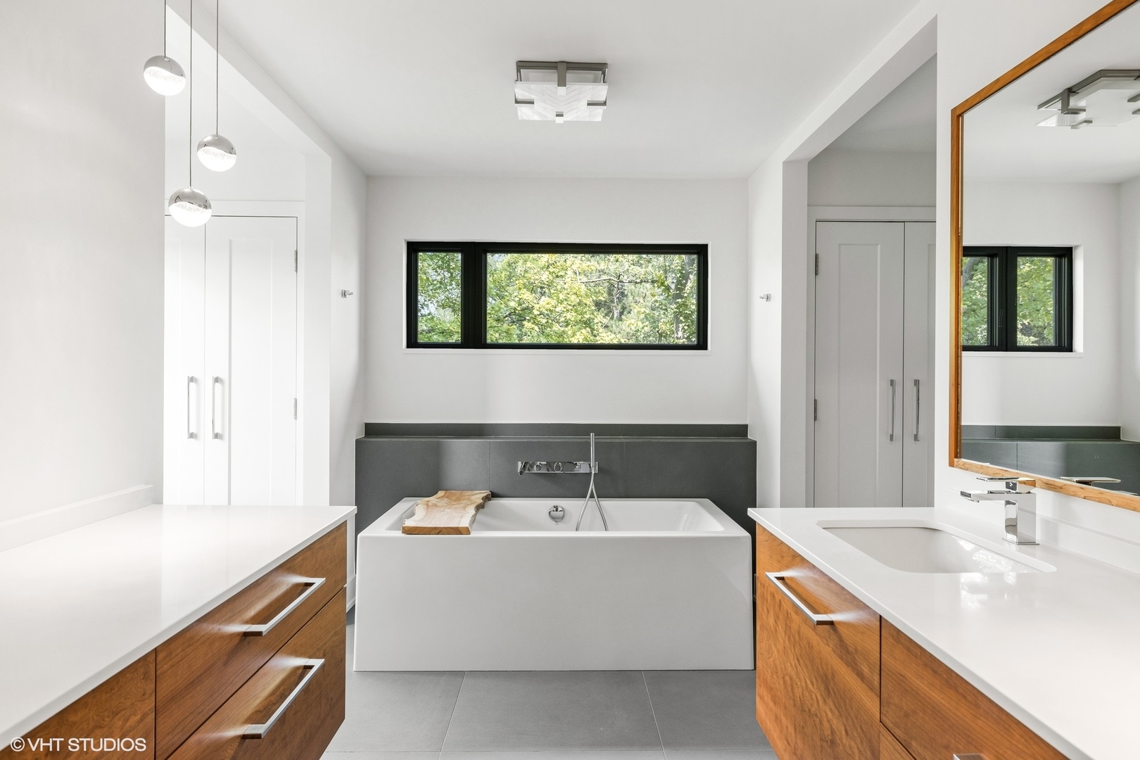 15 Longmeadow Road Winnetka, IL 60093 - Photo 33 of 71 a bathroom with a tub sink and mirror