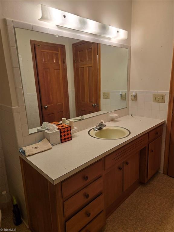 2889 Mountain View Church Road King, NC 27021 - Photo 18 of 44 Hall bath