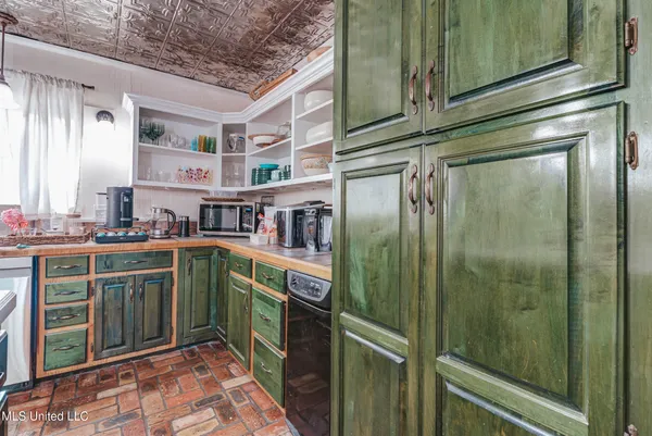 $380,000 | 3016 Ed Parker Road, Moss Point, MS 39562