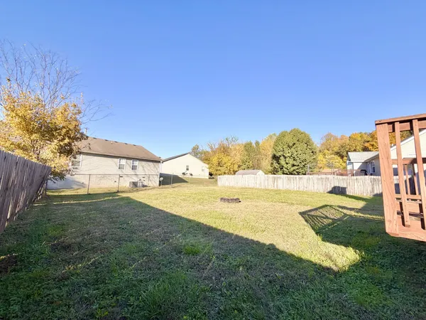 a view of an outdoor space and house