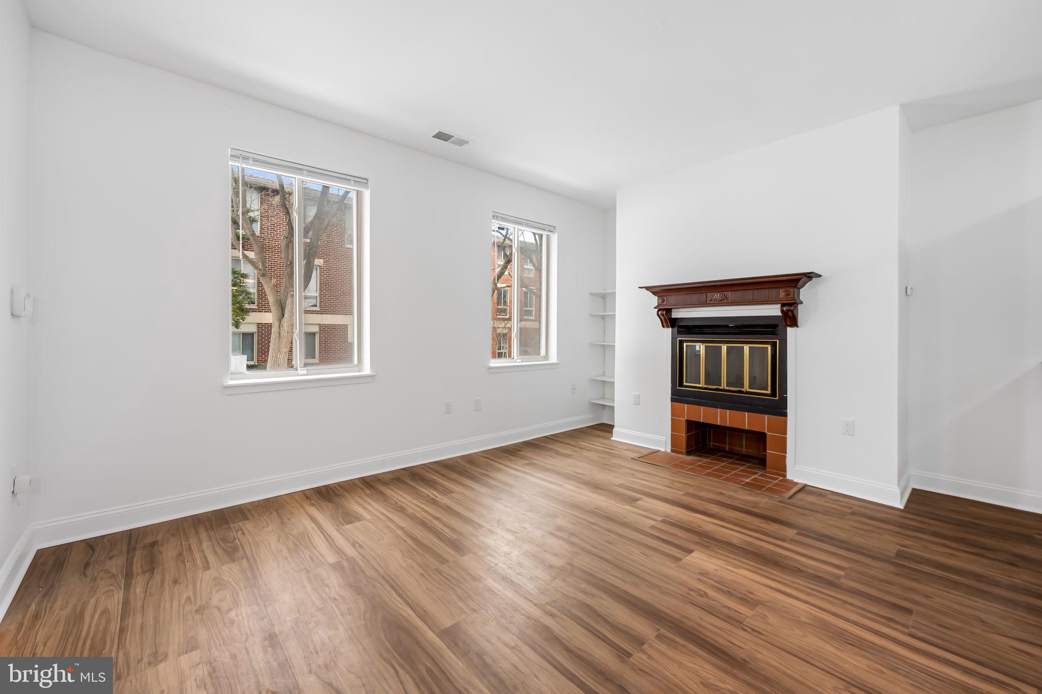 13 Andrew Place, Unit R103 Baltimore, MD 21201 - Photo 6 of 38 Living Room