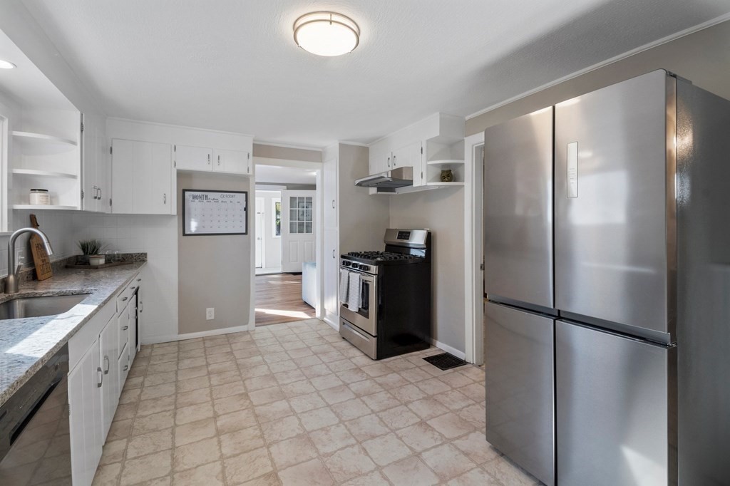 77 Phillips Avenue Springfield, MA 01119 - Photo 11 of 41