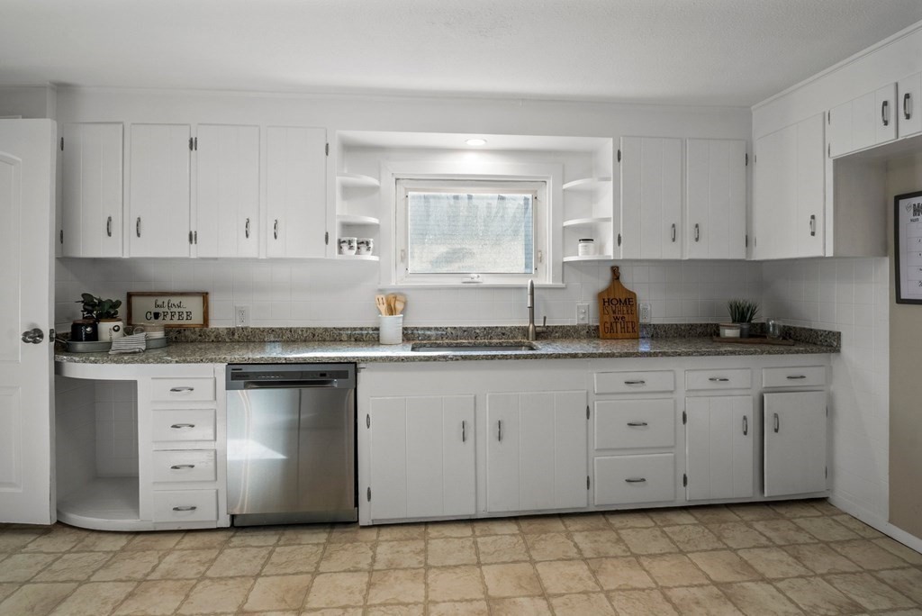 77 Phillips Avenue Springfield, MA 01119 - Photo 12 of 41