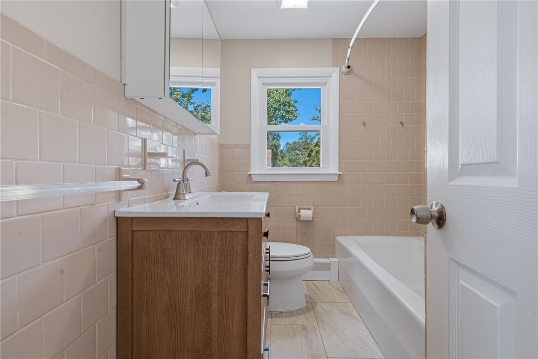 132 Potowomut Road Warwick, RI 02818 - Photo 11 of 37