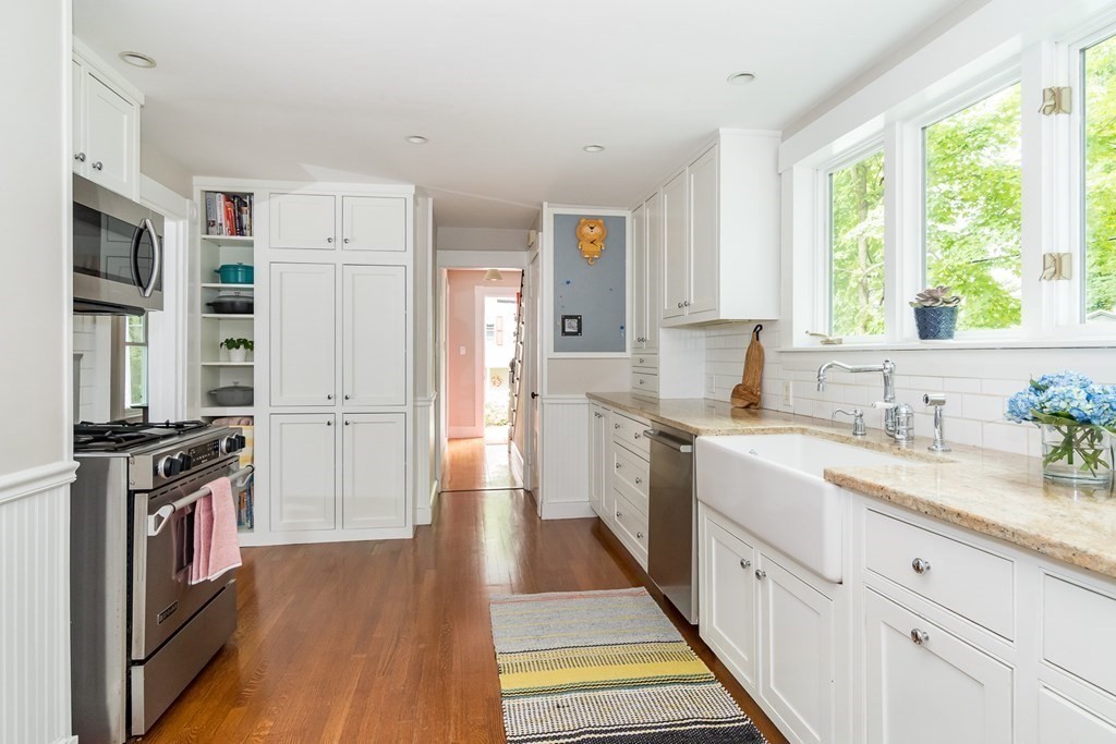 15 Howe Street Wellesley, MA 02482 - Photo 2 of 21