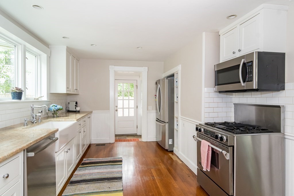 15 Howe Street Wellesley, MA 02482 - Photo 3 of 21