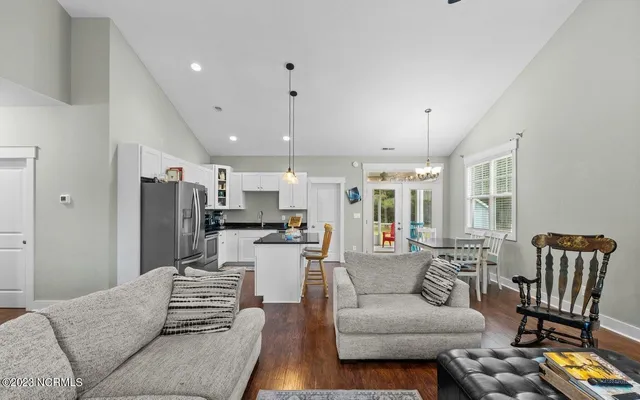 $2,200 | 112 Meadowbrook Court, Cedar Point, NC 28584