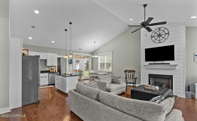 $2,200 | 112 Meadowbrook Court, Cedar Point, NC 28584