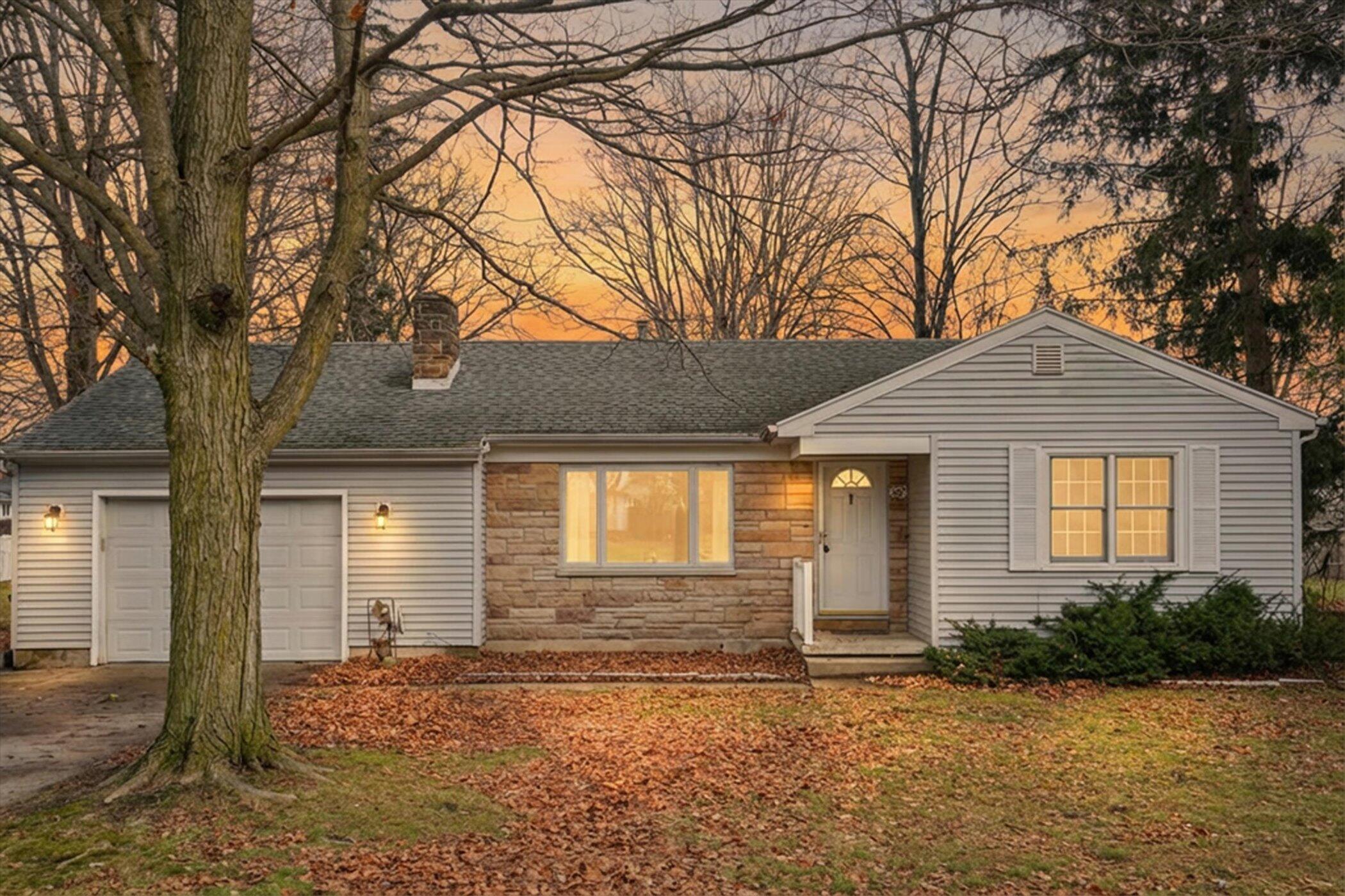 01-107 S Center St-WindowStill-Photograp