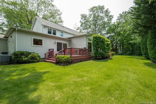 a view of a house with backyard and garden