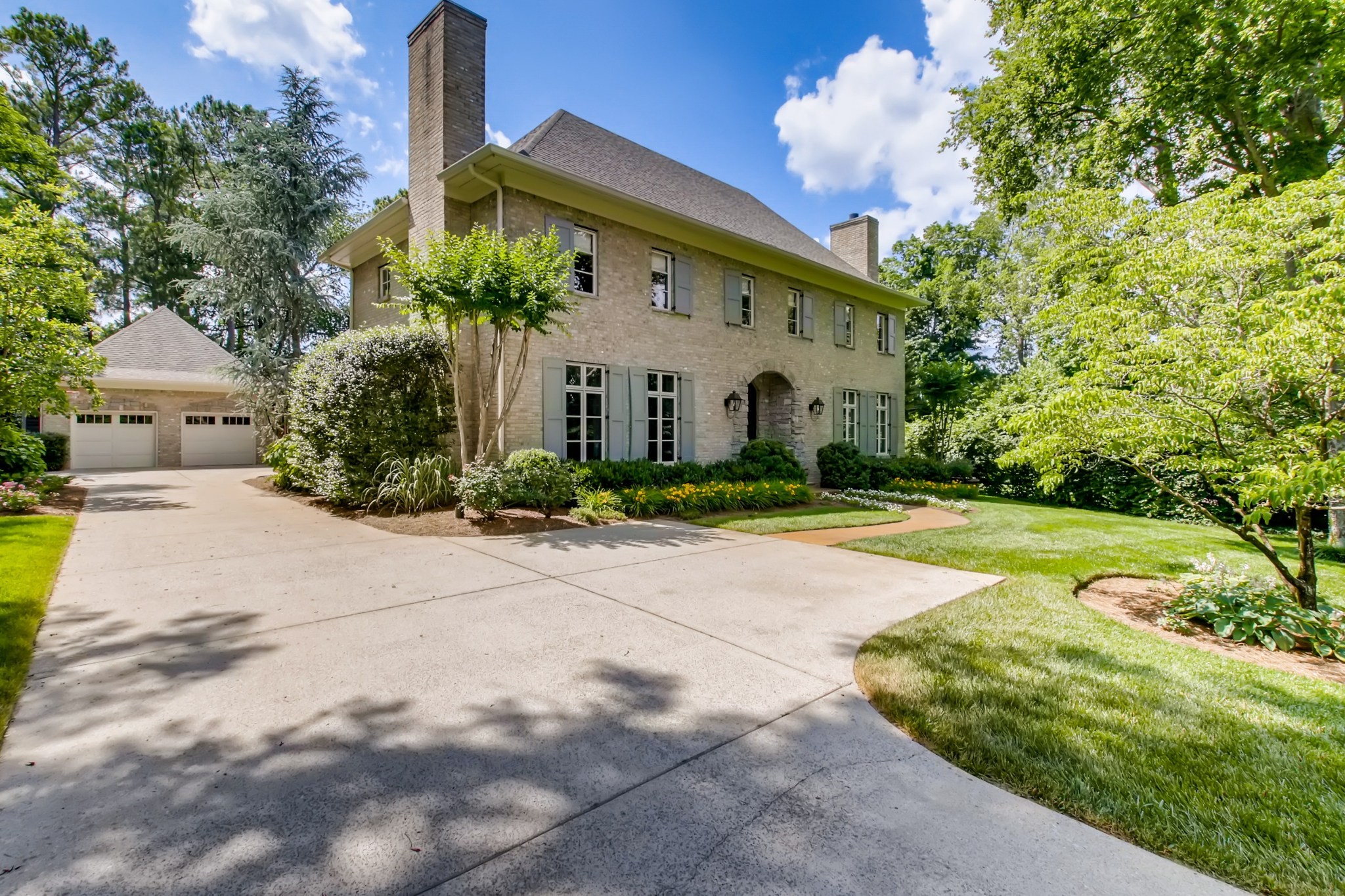 3919 Dorcas Drive Nashville, TN 37215 - Photo 2 of 40 a front view of a house with garden
