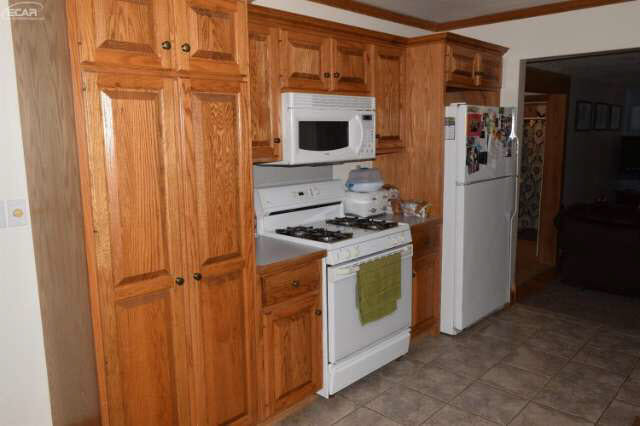 9452 Coldwater Road Flushing, MI 48433 - Photo 3 of 30 21214349-2.JPG
