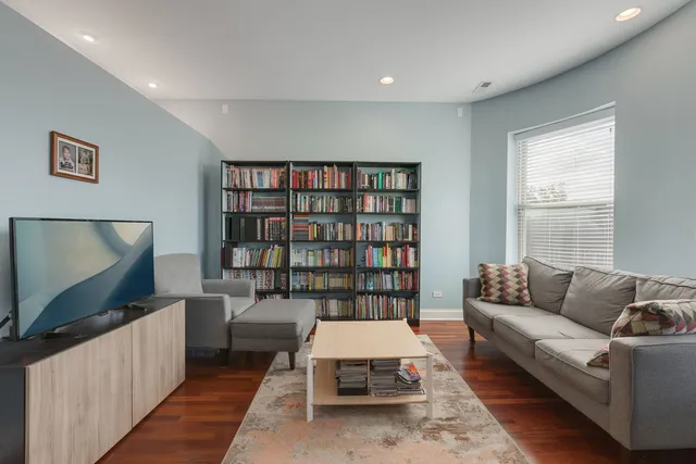 $299,999 | 4315 South Forrestville Avenue, Unit 3S, Chicago, IL 60653