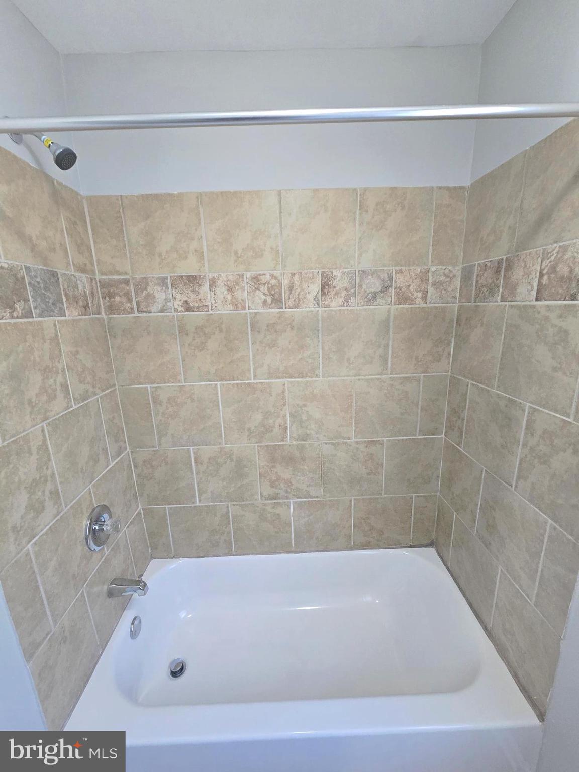 2805 Edison Highway Baltimore, MD 21213 - Photo 18 of 28 a bathroom with a bathtub