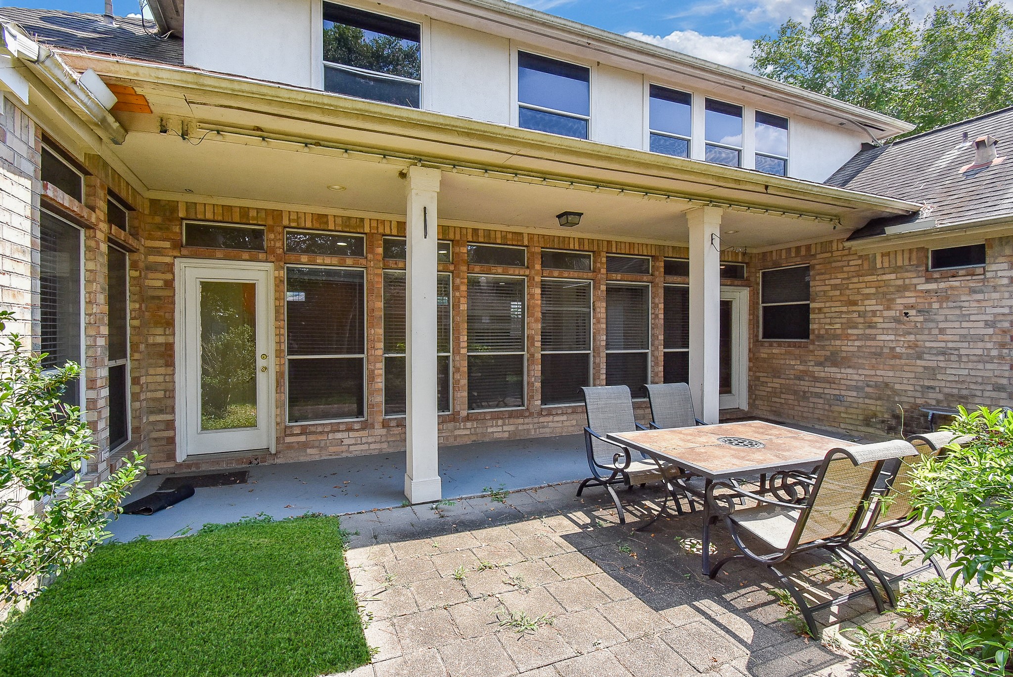 1714 Wellington Way Houston, TX 77055 - Photo 19 of 20 a backyard of a house with table and chairs