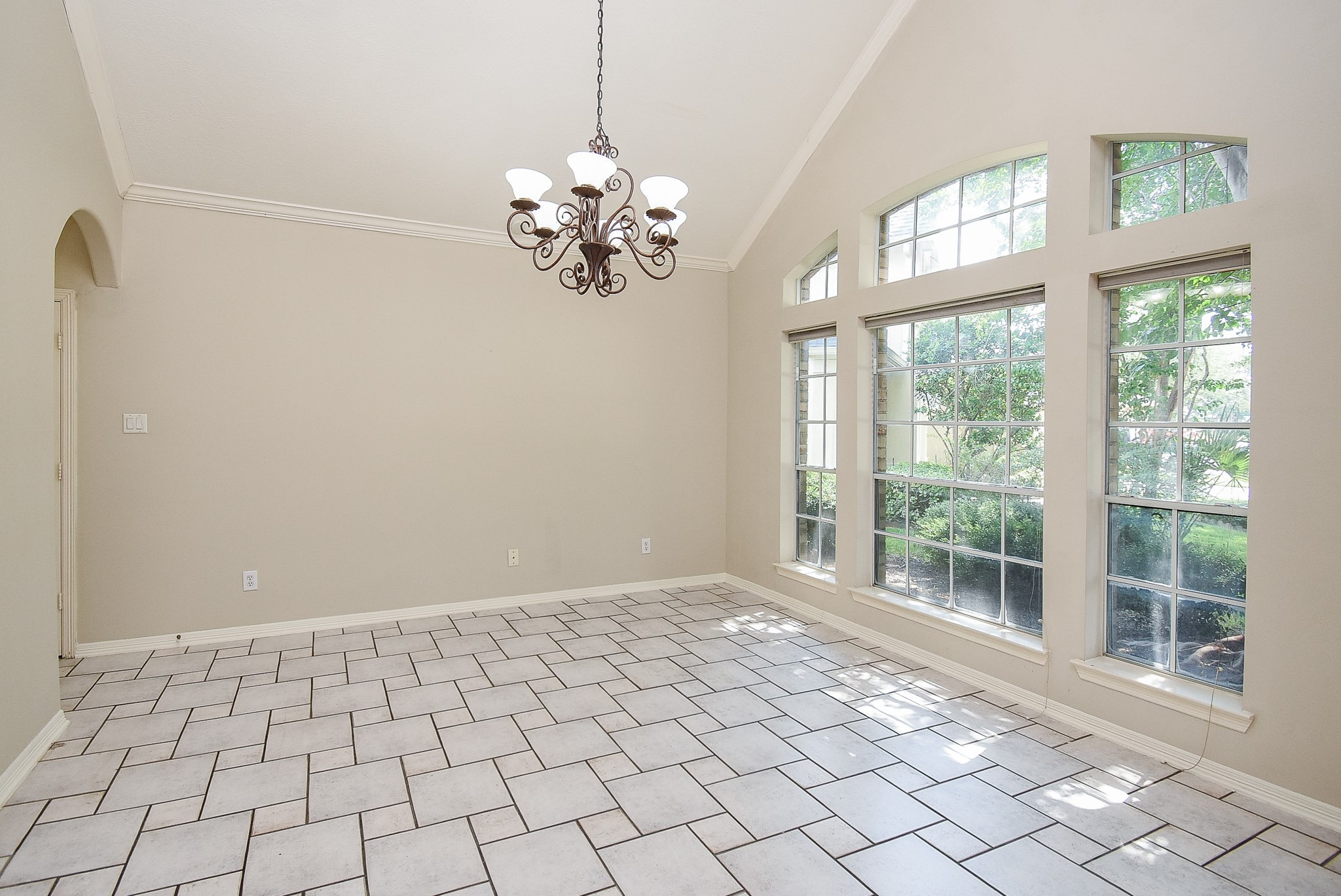 1714 Wellington Way Houston, TX 77055 - Photo 3 of 20 a view of an empty room with a window
