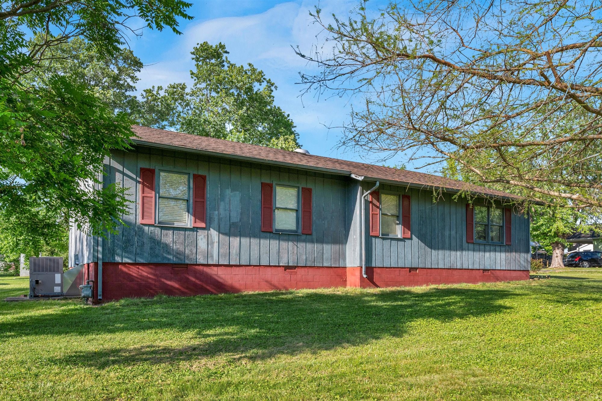 601 Courthouse View Street Lafayette, TN 37083 - Photo 2 of 25 a view of a house with a yard