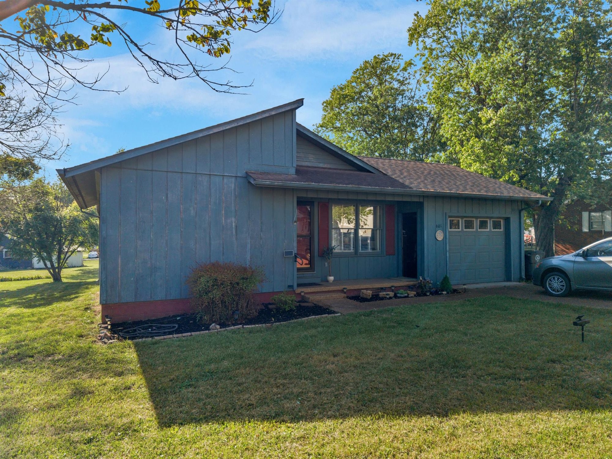 601 Courthouse View Street Lafayette, TN 37083 - Photo 3 of 25 a view of a house with backyard and garden