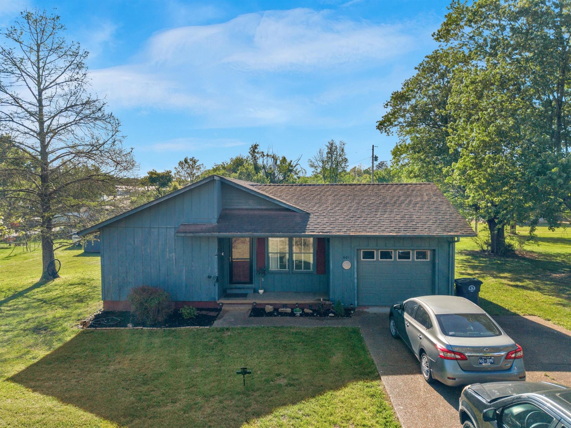 601 Courthouse View Street Lafayette, TN 37083 - Photo 5 of 25 a view of a house with pool and a yard