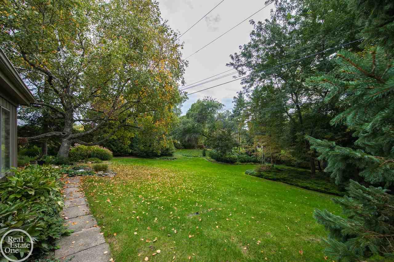 5517 Commerce Road West Bloomfield, MI 48324 - Photo 8 of 33