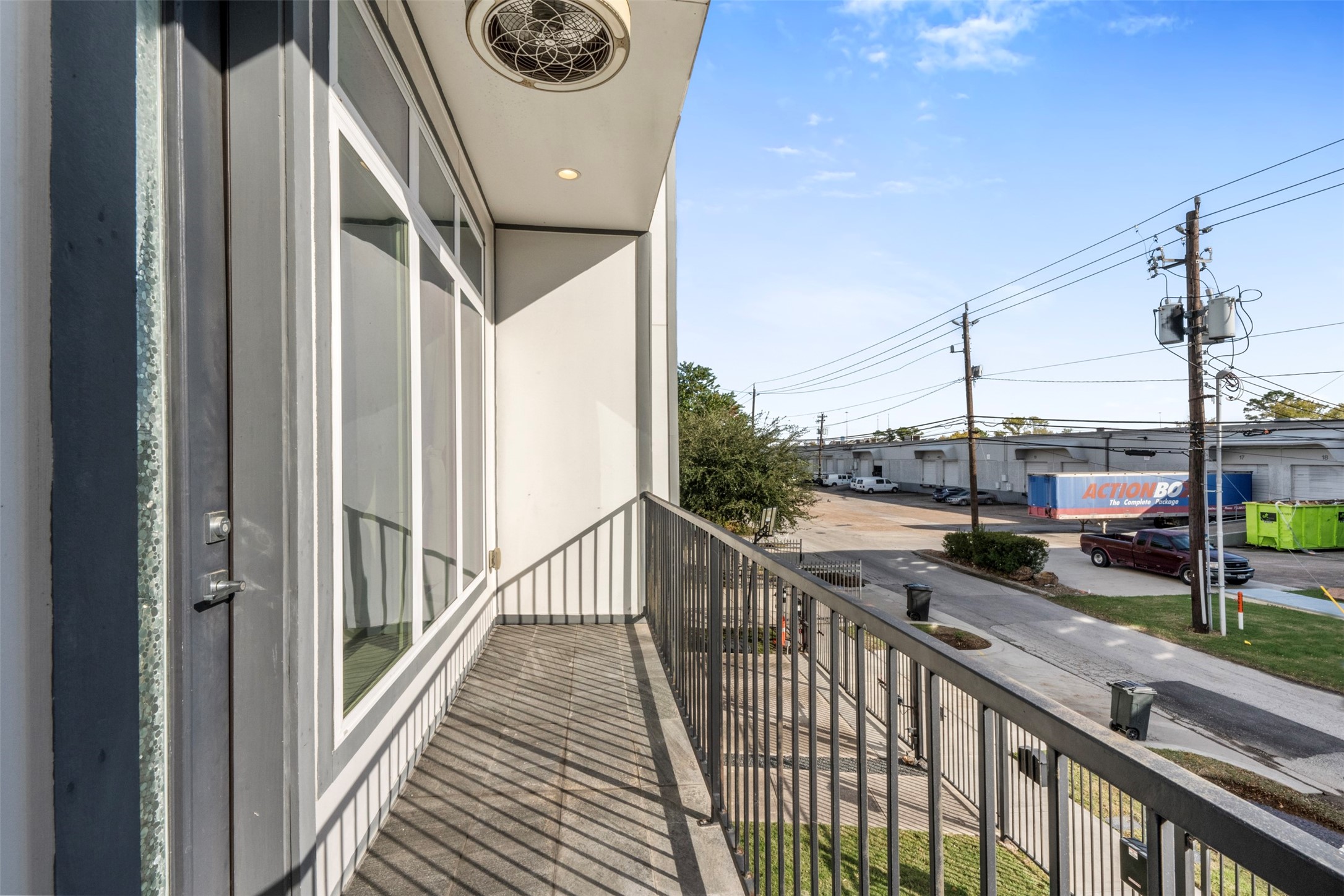 6106 Clarkson Lane, Unit D Houston, TX 77055 - Photo 24 of 37 2nd floor balcony