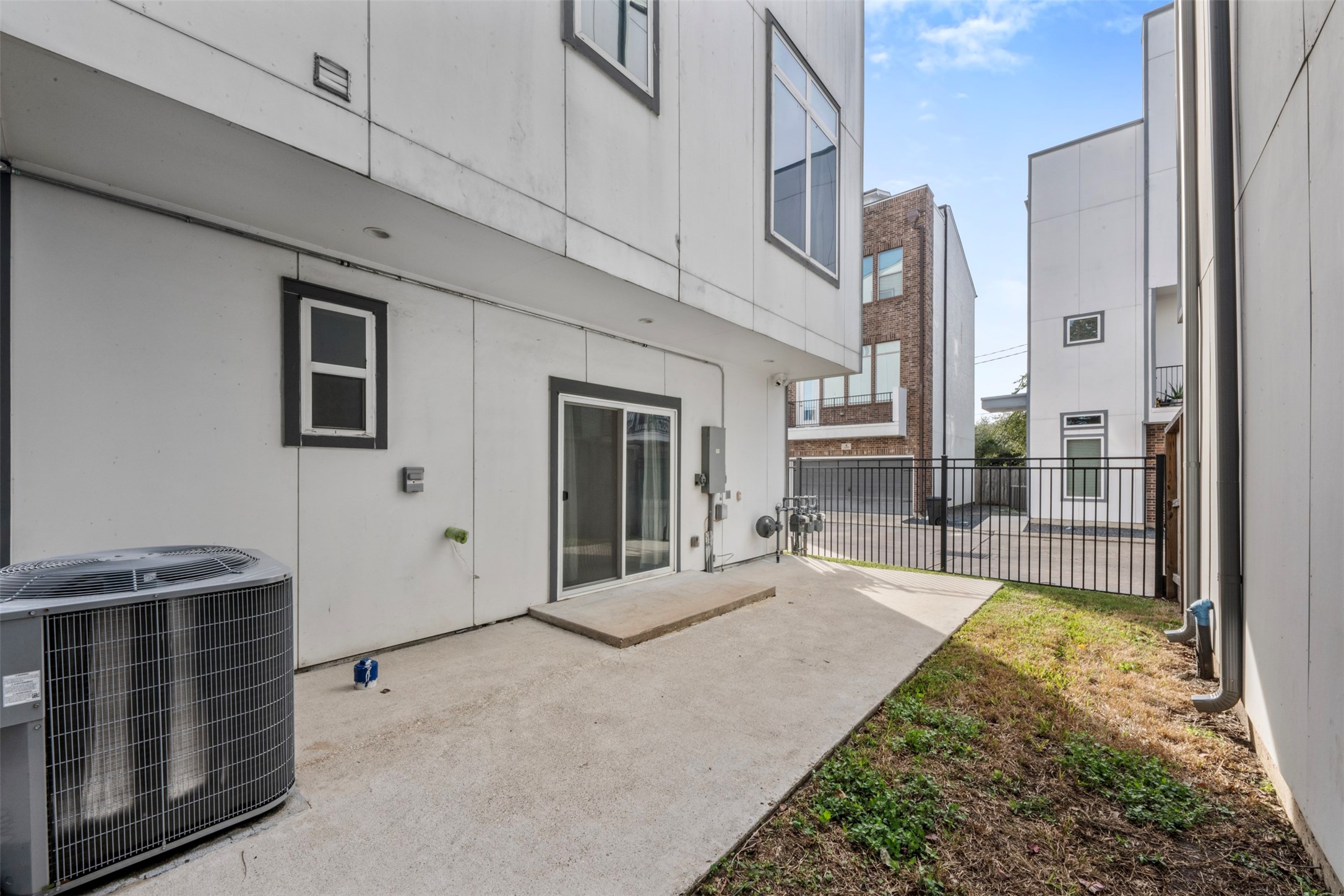 6106 Clarkson Lane, Unit D Houston, TX 77055 - Photo 27 of 37 Back Area