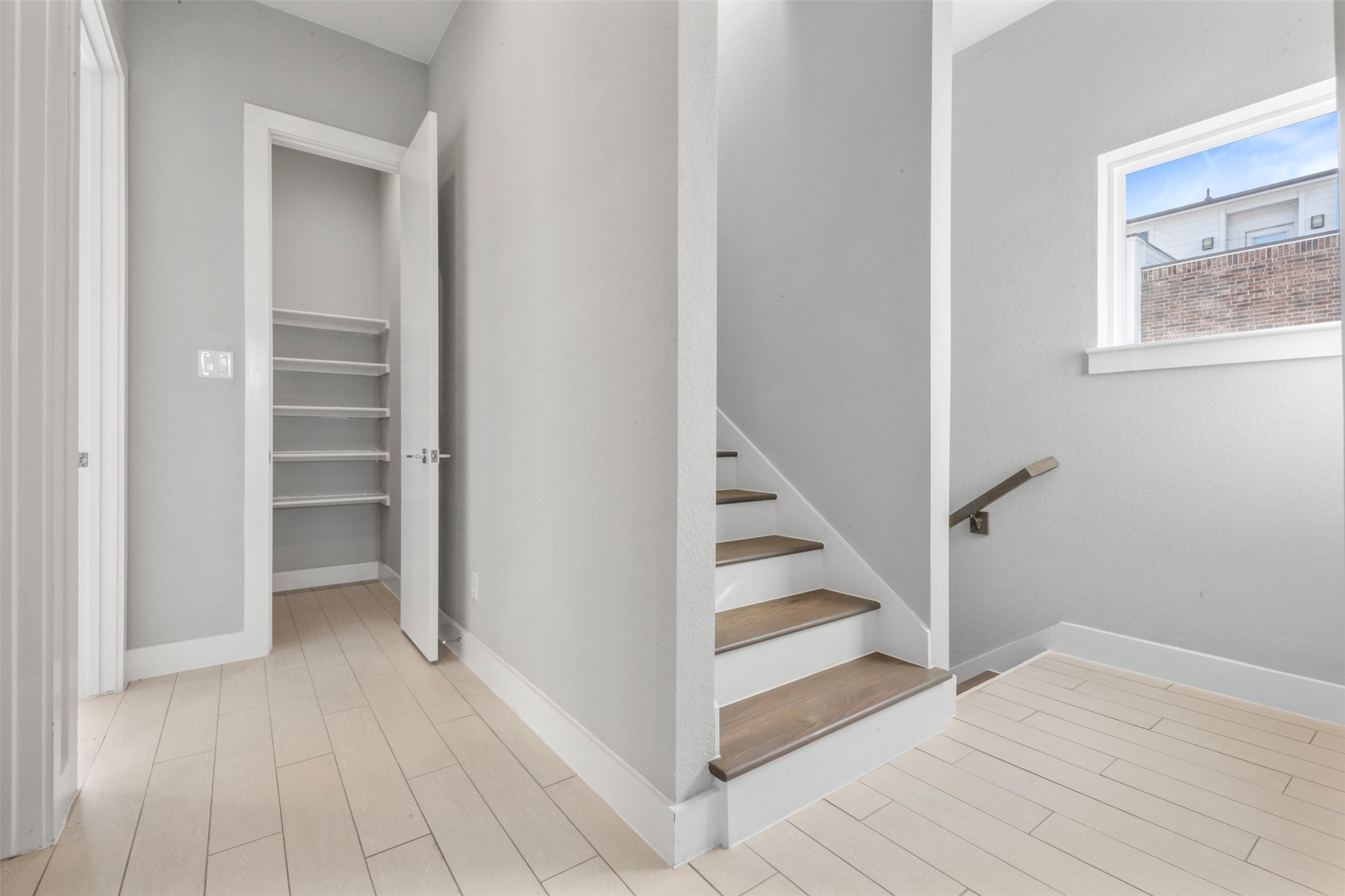 6106 Clarkson Lane, Unit D Houston, TX 77055 - Photo 7 of 37 3rd Floor hallway