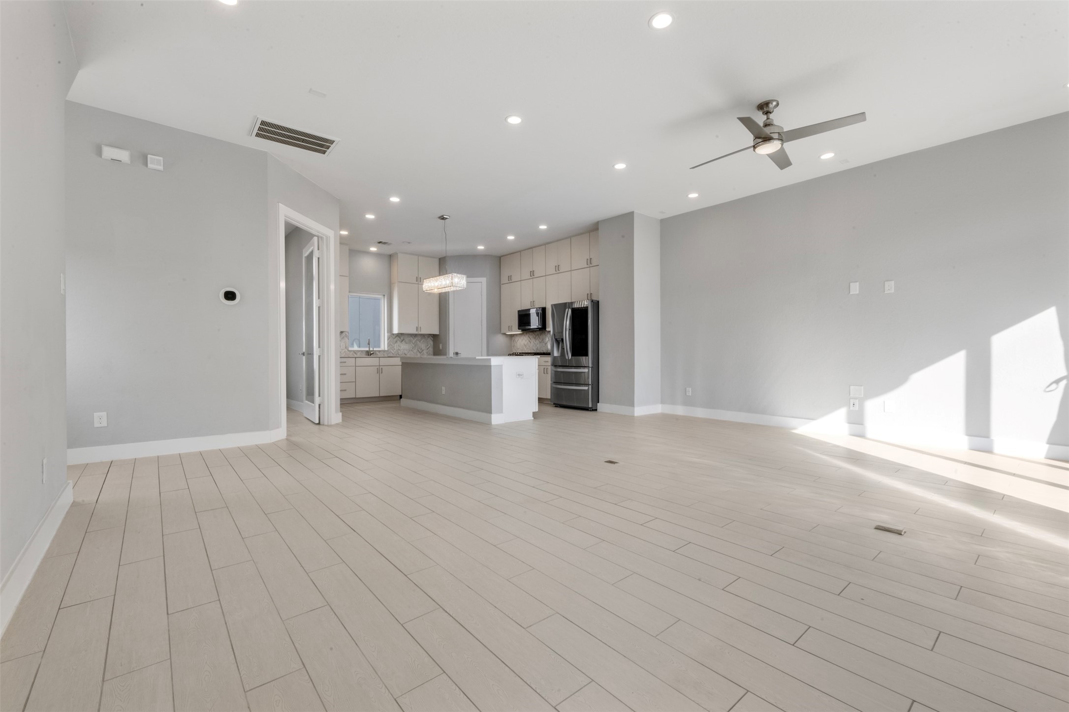 6106 Clarkson Lane, Unit D Houston, TX 77055 - Photo 8 of 37 Living room 2nd floor