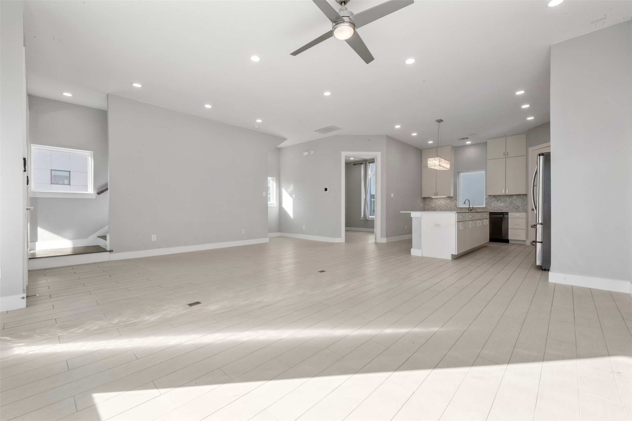 6106 Clarkson Lane, Unit D Houston, TX 77055 - Photo 9 of 37 Living room 2nd floor