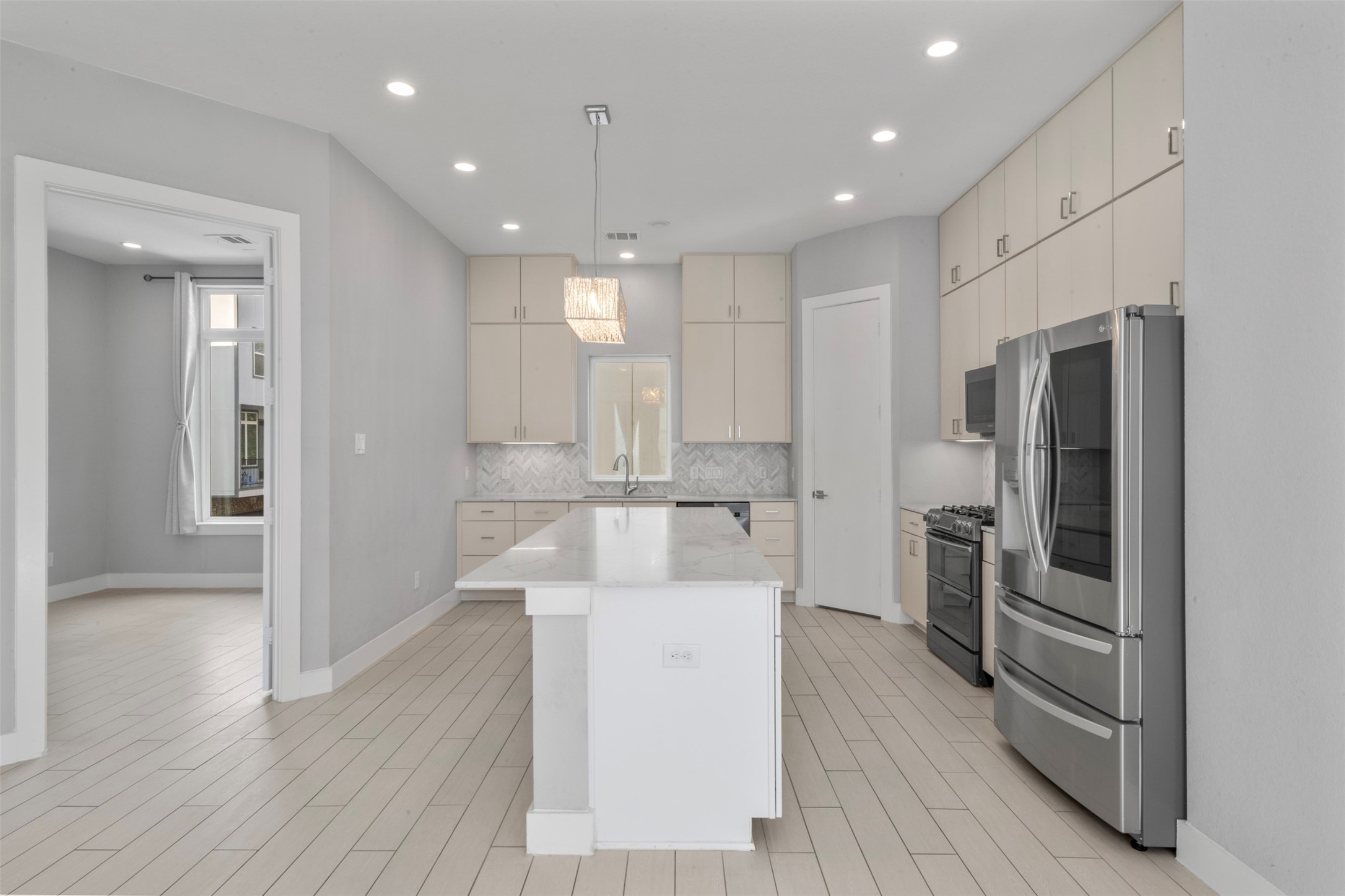 6106 Clarkson Lane, Unit D Houston, TX 77055 - Photo 10 of 37 Kitchen 2nd floor