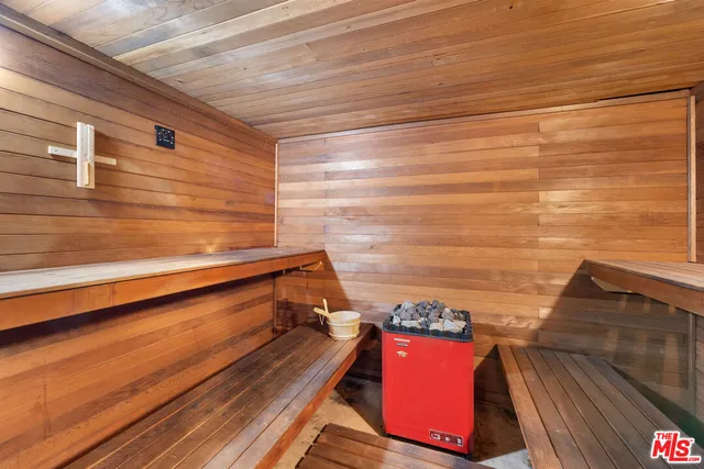 a view of sitting area with lounge chair