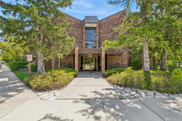 $219,000 | 925 Spring Hill Drive, Unit 102, Northbrook, IL 60062