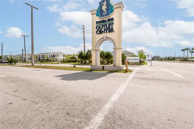 $2,700 | 302 Northeast 1st Street, Unit 302, Florida City, FL 33034