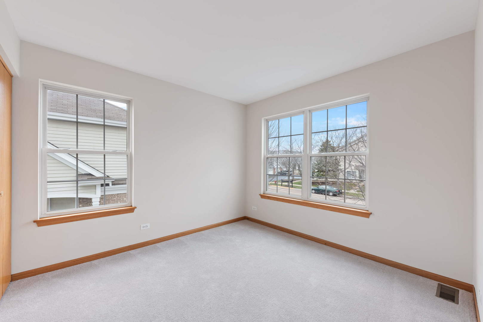 2267 Scott Lane Aurora, IL 60502 - Photo 18 of 22 an empty room with windows