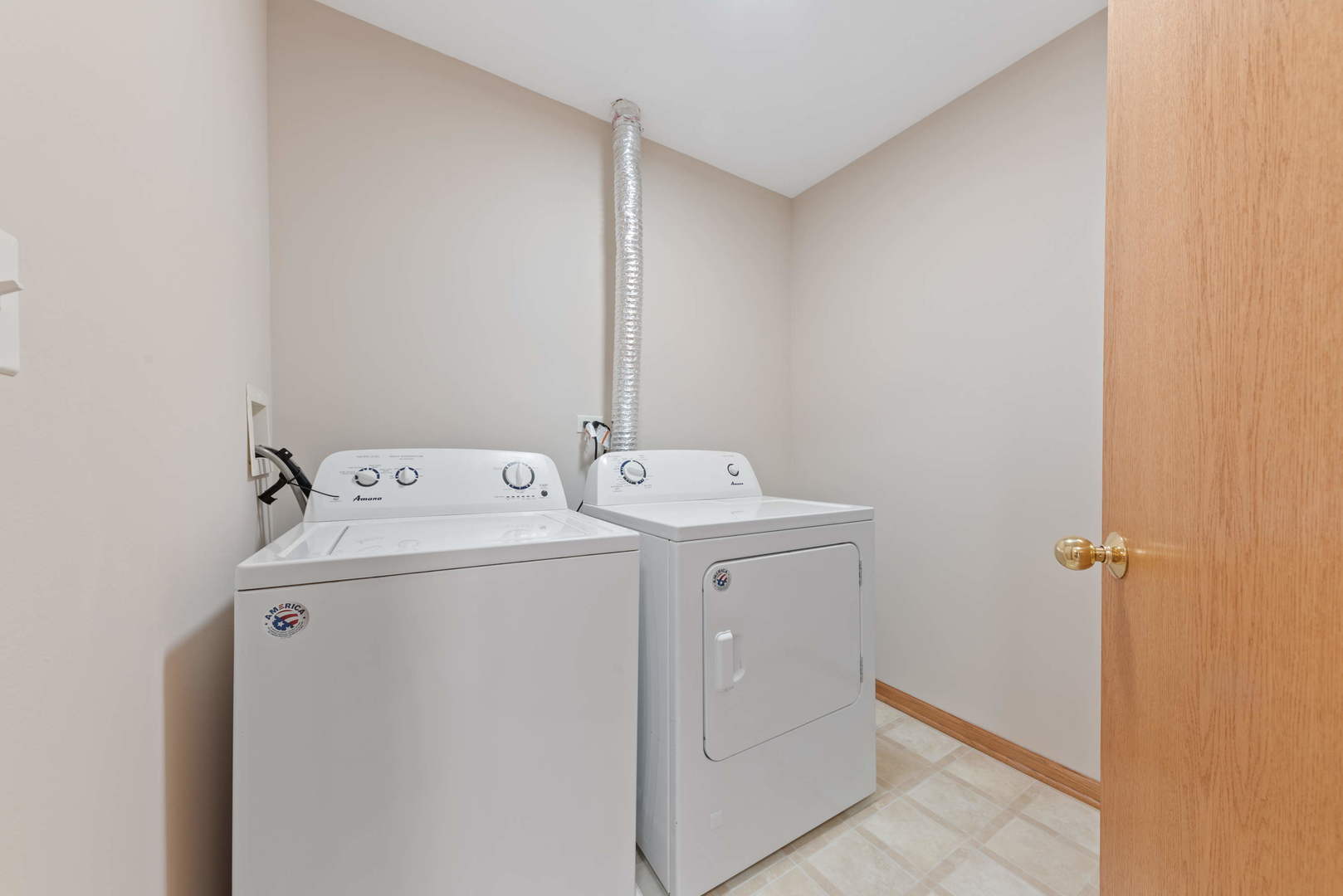 2267 Scott Lane Aurora, IL 60502 - Photo 22 of 22 a utility room with dryer and washer