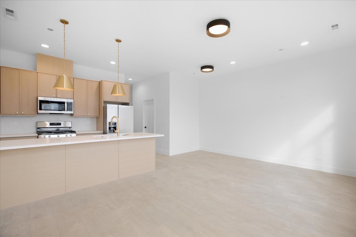 1313 West Taylor Street, Unit 3R Chicago, IL 60607 - Photo 2 of 17 Gallery Image 2