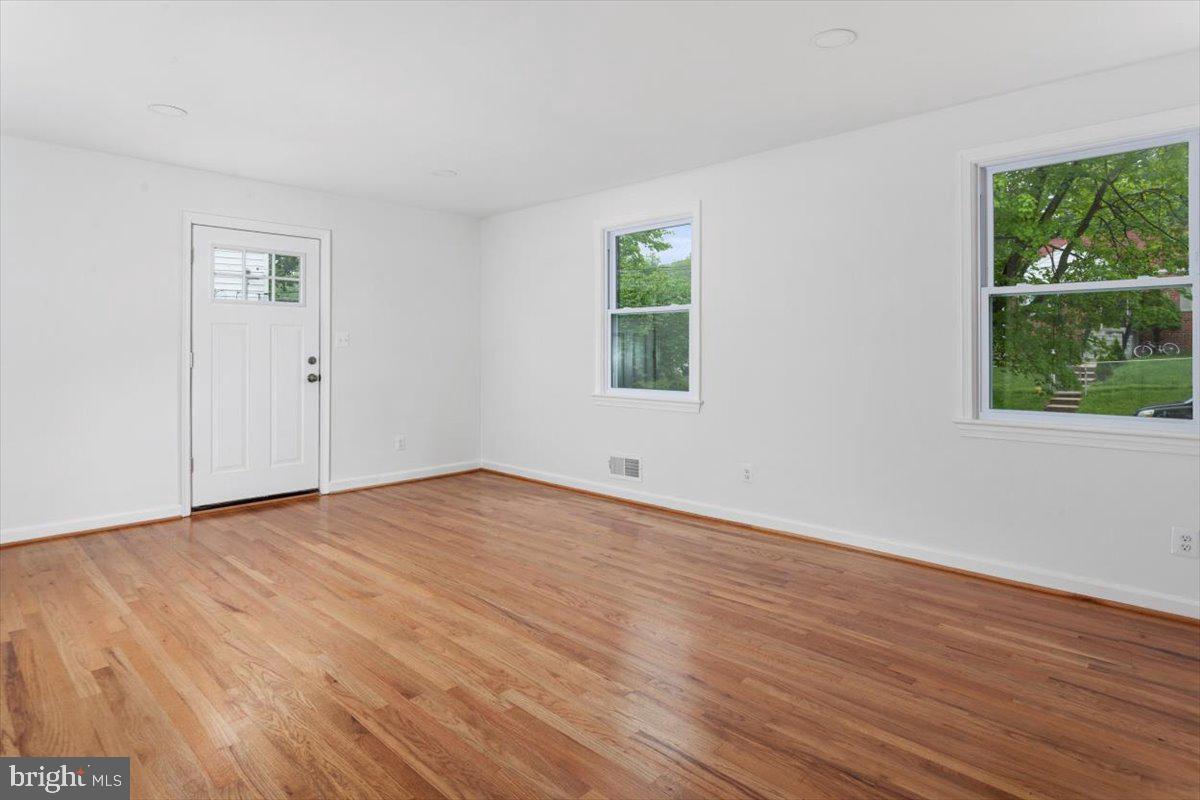 11715 Kingtree Street Silver Spring, MD 20902 - Photo 5 of 35