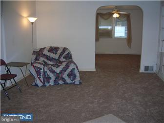 78 Gilpin Road Upper Darby, PA 19082 - Photo 4 of 12 Living Room