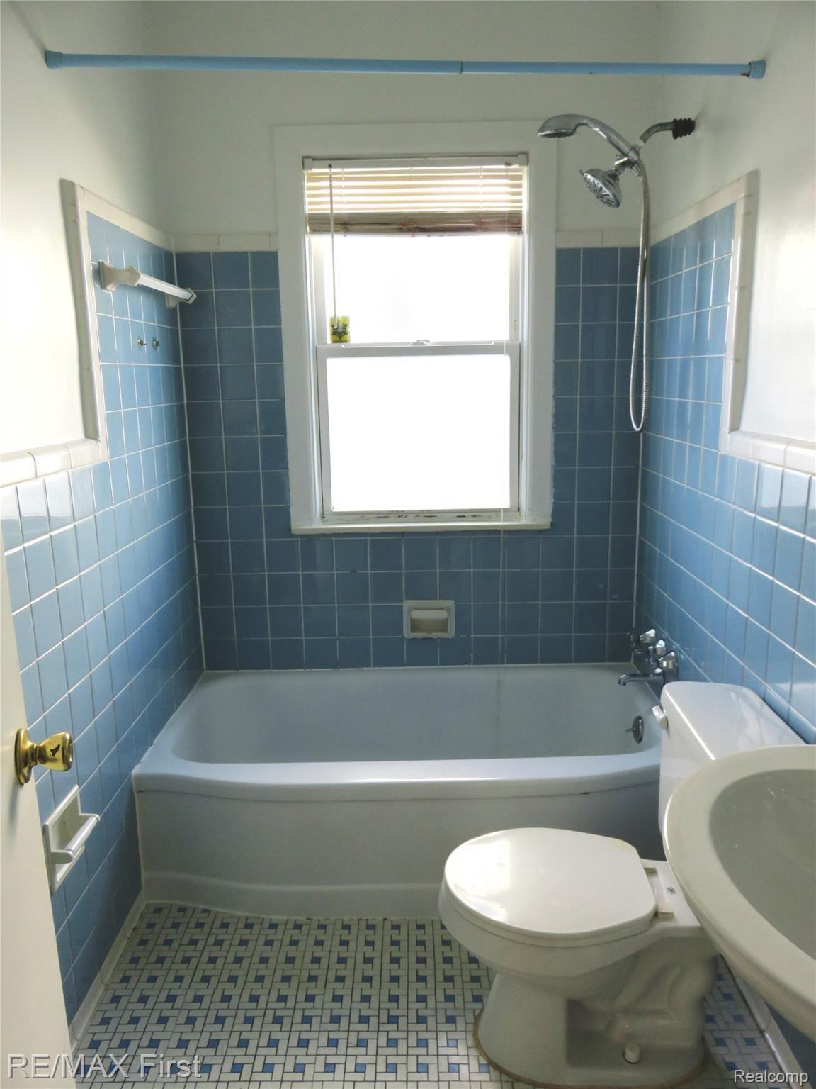 21740 Rausch Avenue Eastpointe, MI 48021 - Photo 13 of 25 21740 Rausch Bathroom.JPG