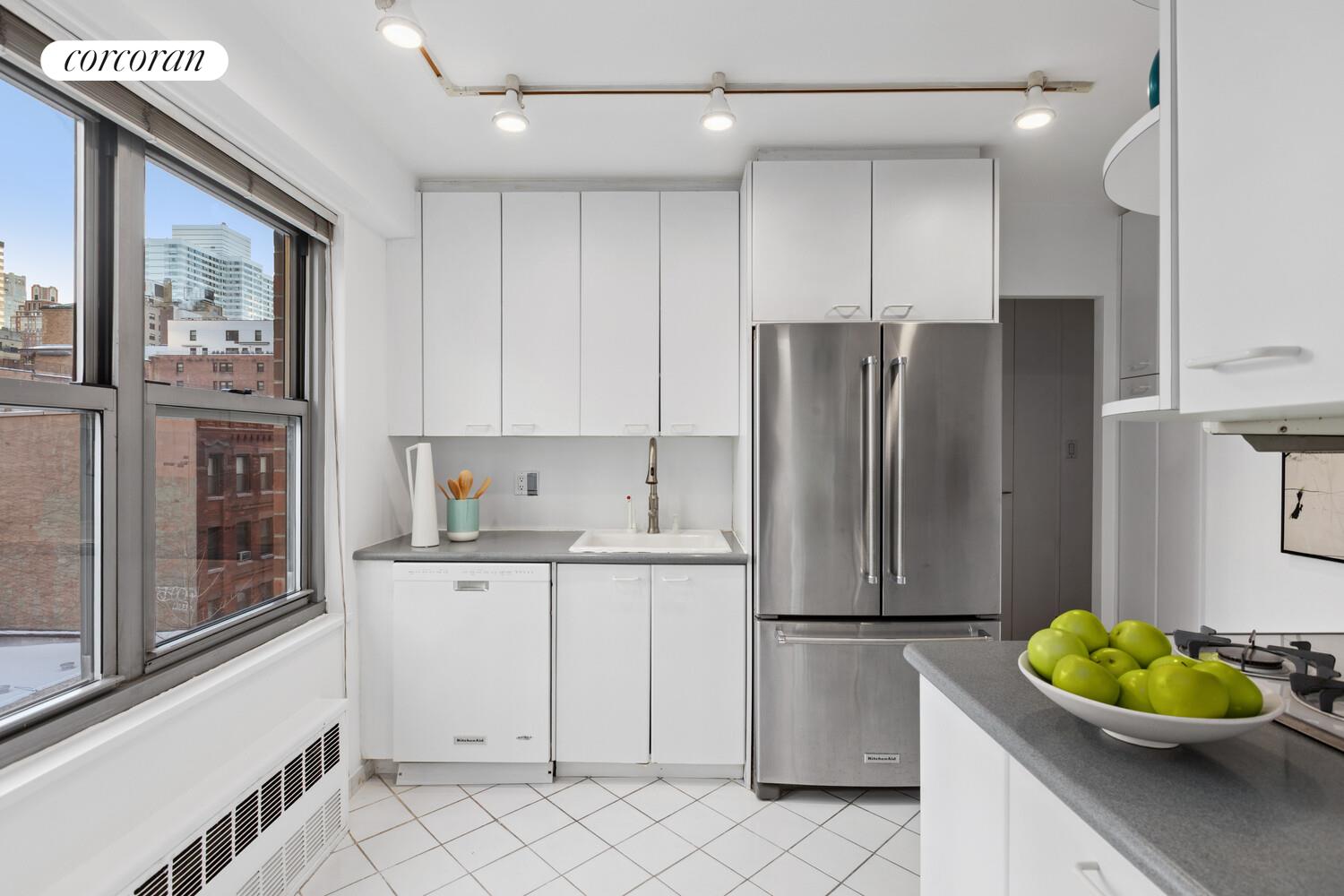 360 East 72nd Street, Unit B709 Manhattan, NY 10021 - Photo 10 of 29