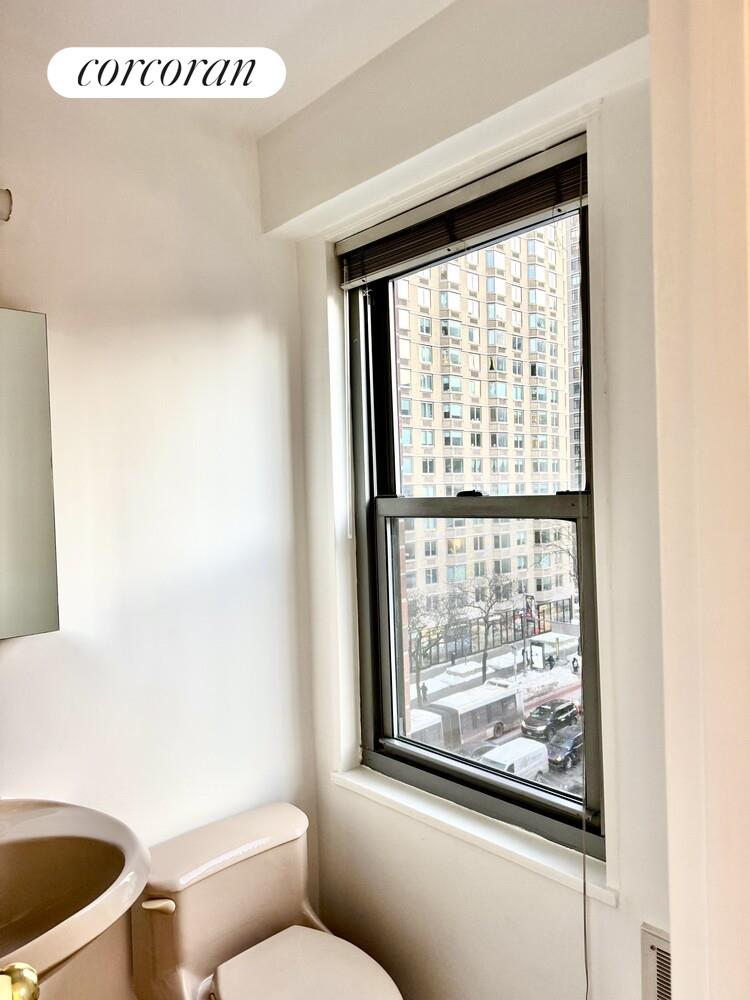 360 East 72nd Street, Unit B709 Manhattan, NY 10021 - Photo 12 of 29