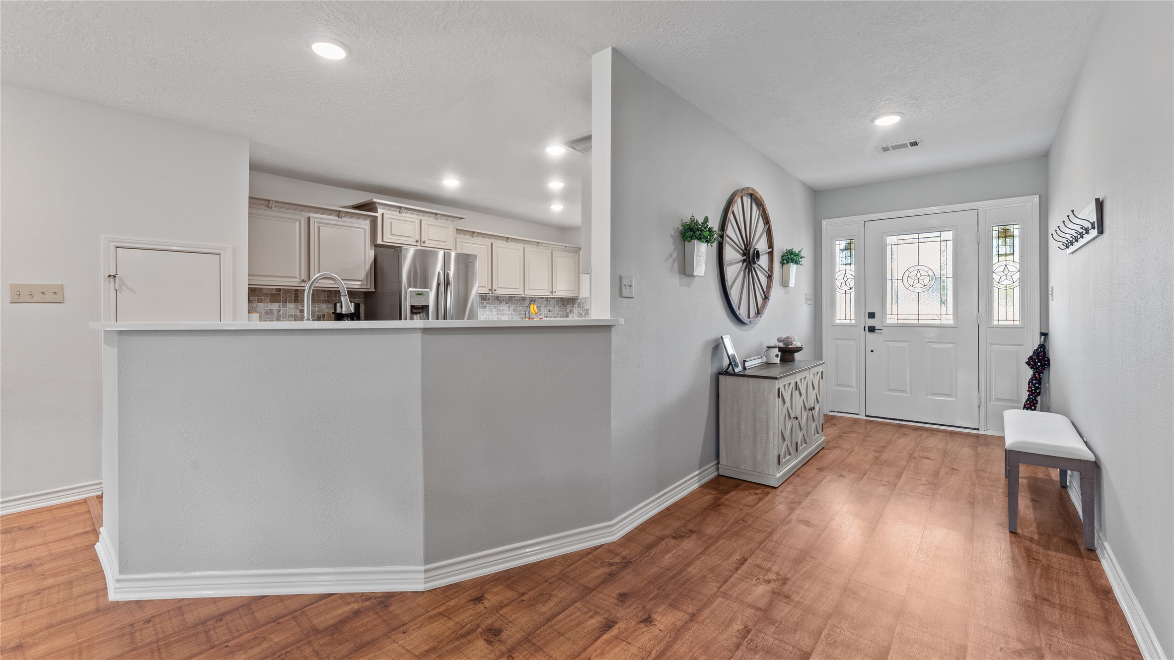 245 Alabama Point Livingston, TX 77351 - Photo 6 of 50 Large entry into the home and Kitchen bar.