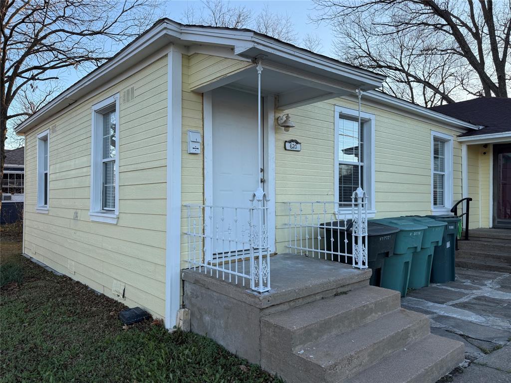 a view of house with outdoor seating space