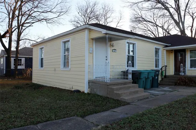 a view of a house with backyard and garden